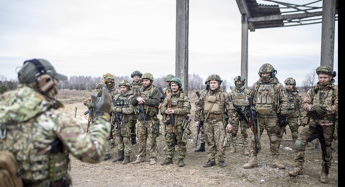 Militares se preparan para entrar en combate en territorio ucraniano