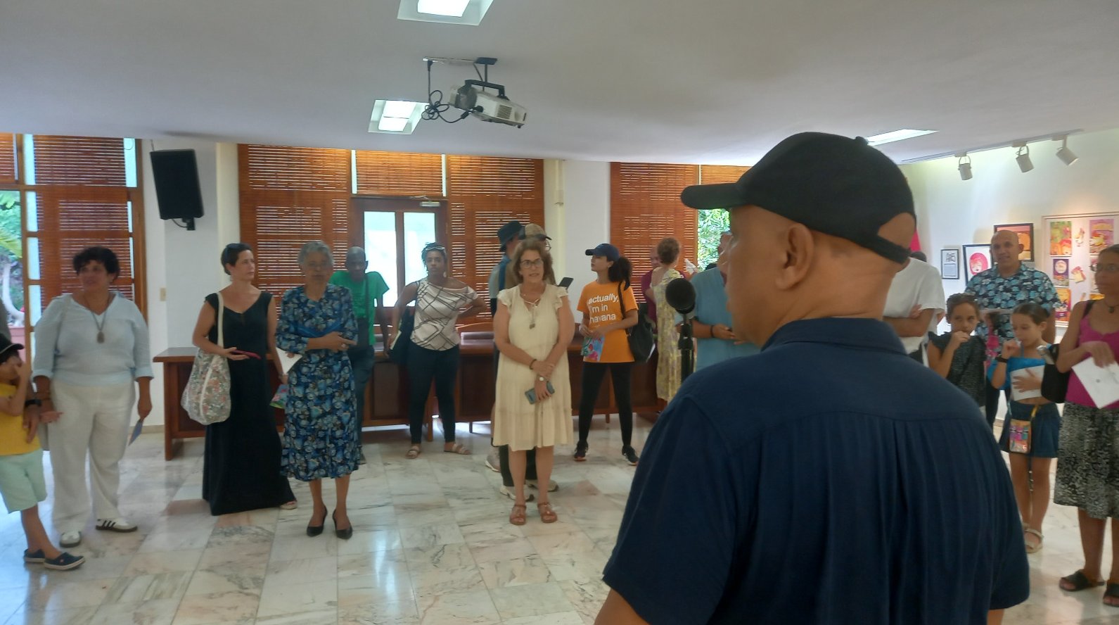 Entre los asistentes este martes a la inauguración de la exposición de ilustraciones de Ares, se encontraban Martha Bonet y Lesbia Vent Dumois, presidenta y vicepresidenta de la Unión de Escritores y Artistas de Cuba
