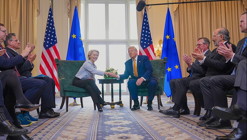 El acuerdo entre Ursula von der Leyen, y Donald Trump, en Turnberry, Reino Unido, el 27 de julio de 2025 ha sido catalogado de capitulación.