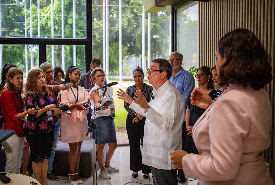 Diplomacia revolucionaria reitera vocación de servir al pueblo