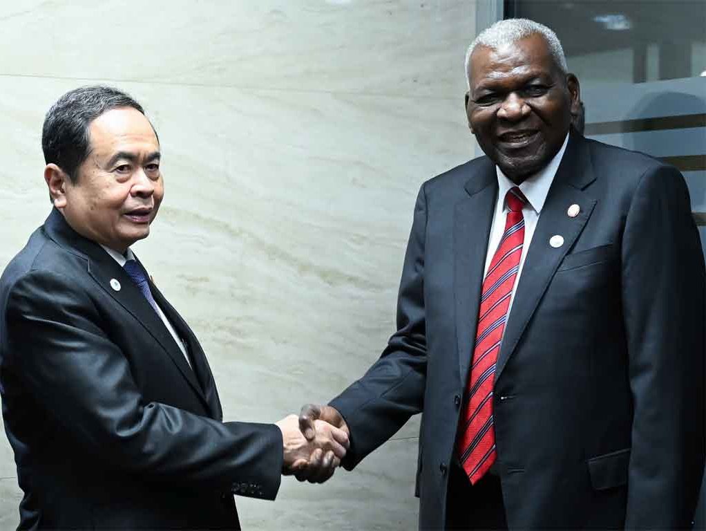 Presidente del Parlamento vietnamita, Tran Thanh Man, con Esteban Lazo