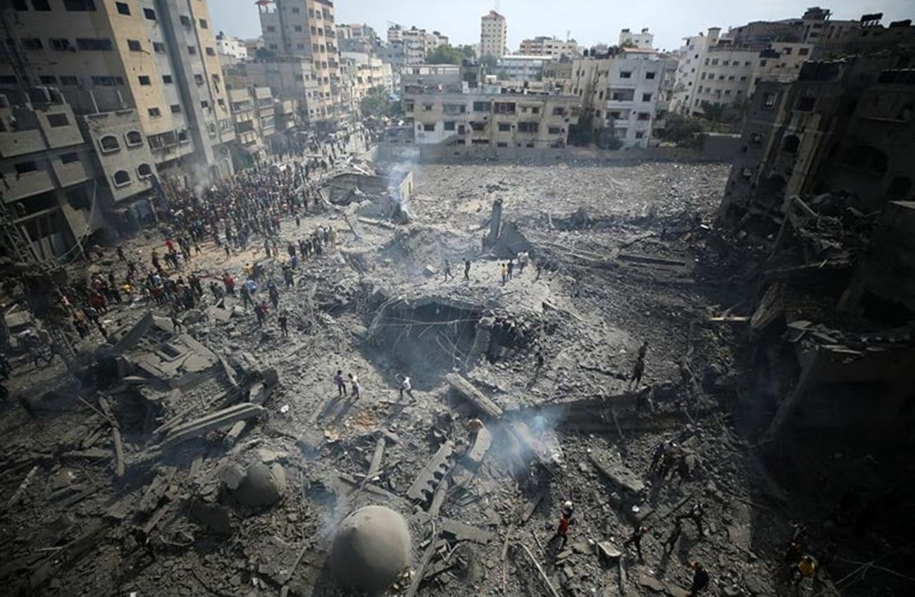 Se reportan unos 55 mil asesinatos en Gaza, ayuda humanitaria limitada o militarizada, y ataques a hospitales y campamentos de refugiados por parte de Israel