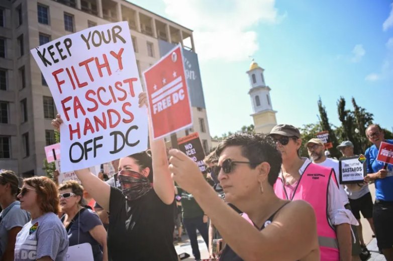 Residentes de Washington D.C. protestan contra el plan de Trump de controlar la capital estadounidense.