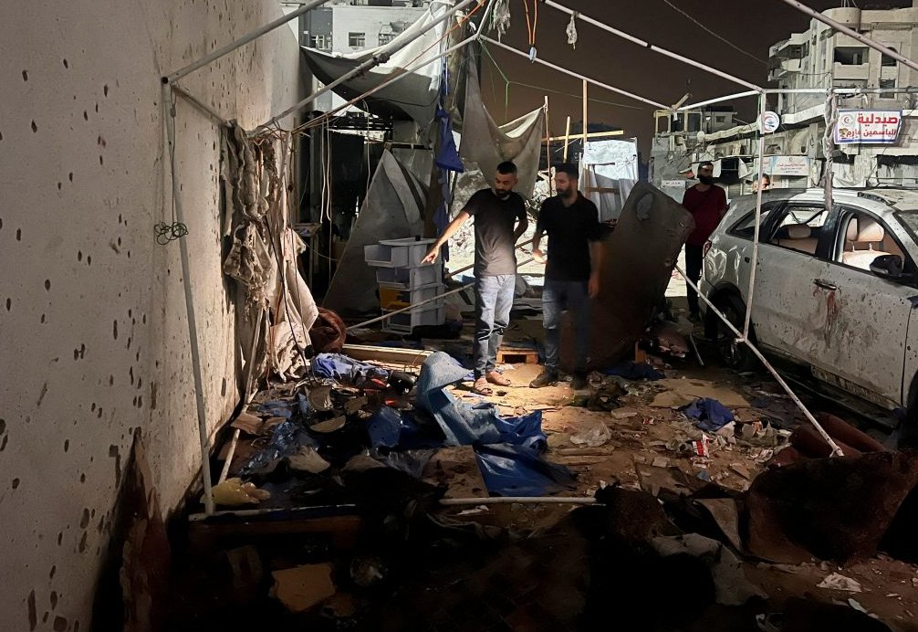 Palestinos inspeccionan la tienda de campaña donde fueron asesinados los periodistas