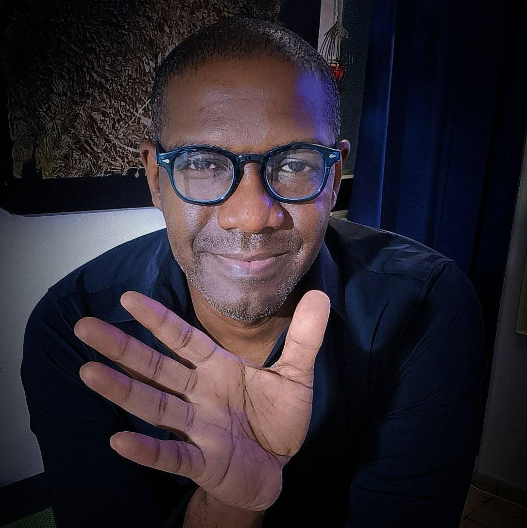Por la diversidad de géneros en los que incursiona, Jesús Lara es reconocido como un artista multifacético  dentro del arte y la cultura cubana.