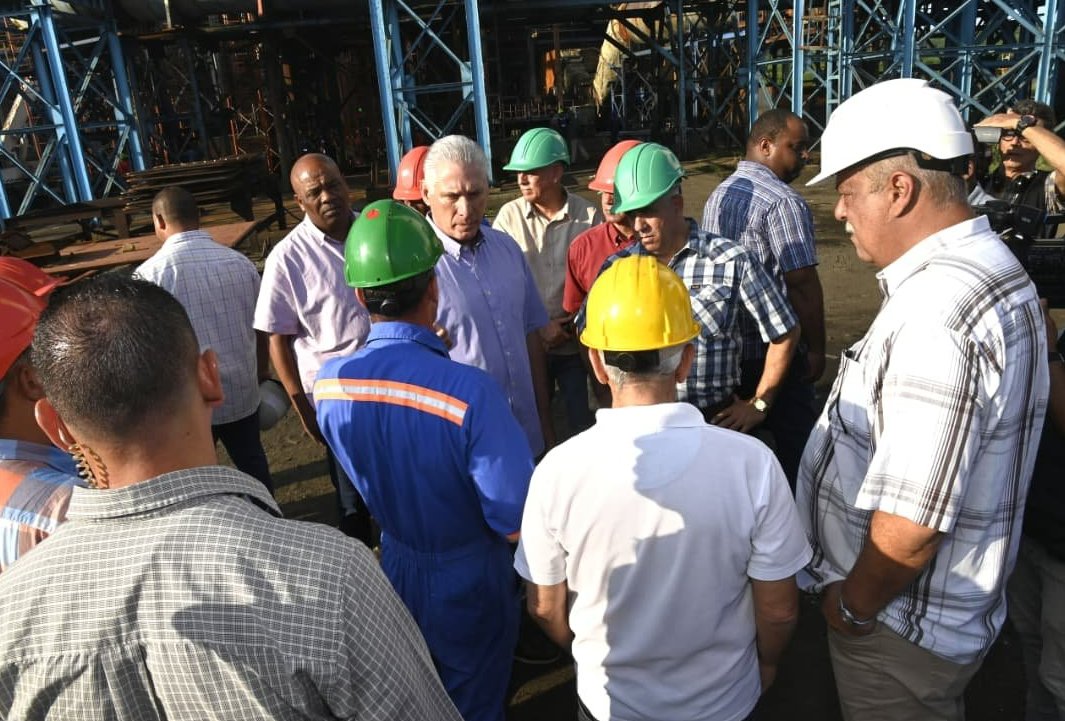 El mandatario cubano llamó a dar una atención priorizada a los trabajadores que participan en los mante- nimientos de la central termoeléctrica Ernesto Guevara de la Serna.