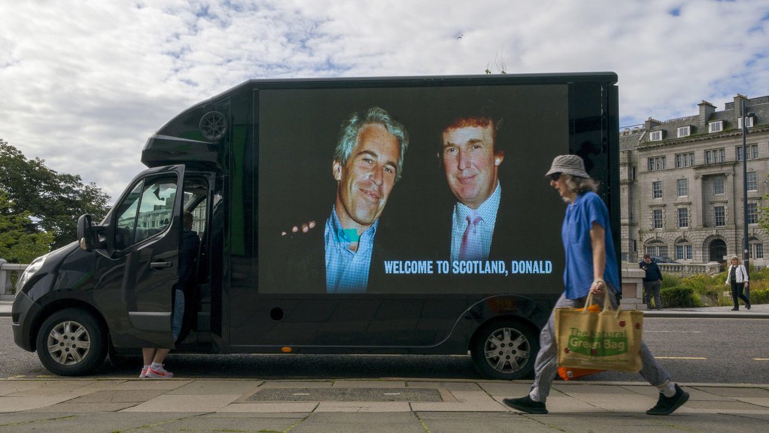 Trump y Epstein se exhiben en el lateral de una furgoneta en Aberdeen, Escocia, el 28 de julio de 2025.