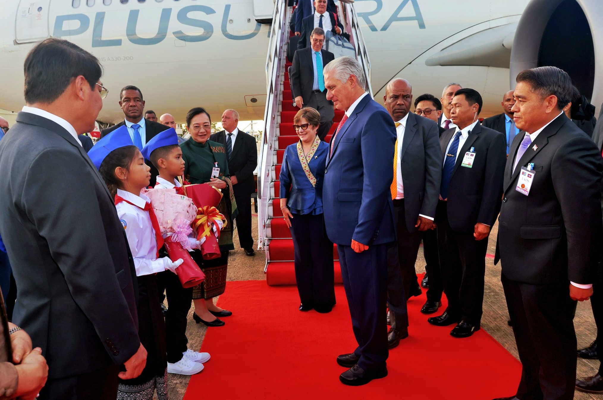El jefe de Estado cubano fue recibido por autoridades del país y estudiantes que lo esperaban en la terminal aérea