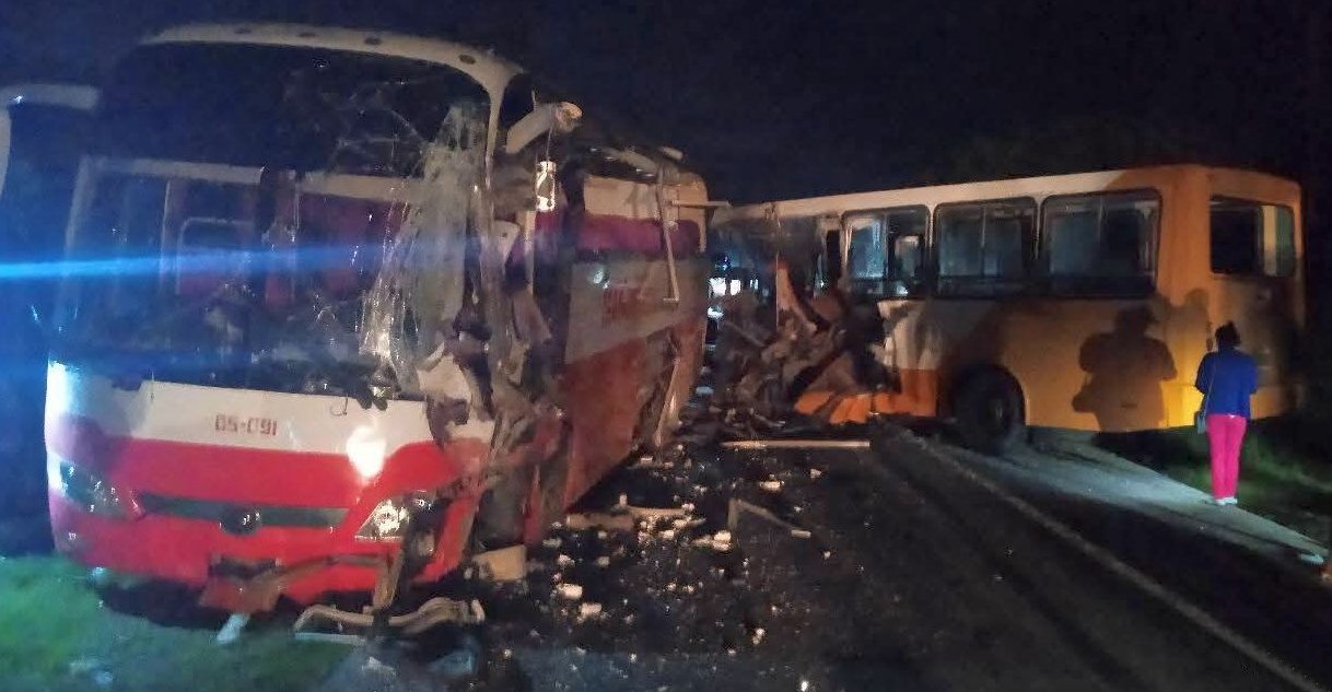 Accidente de tránsito involucra a ómnibus y un carretón en la Carretera Central