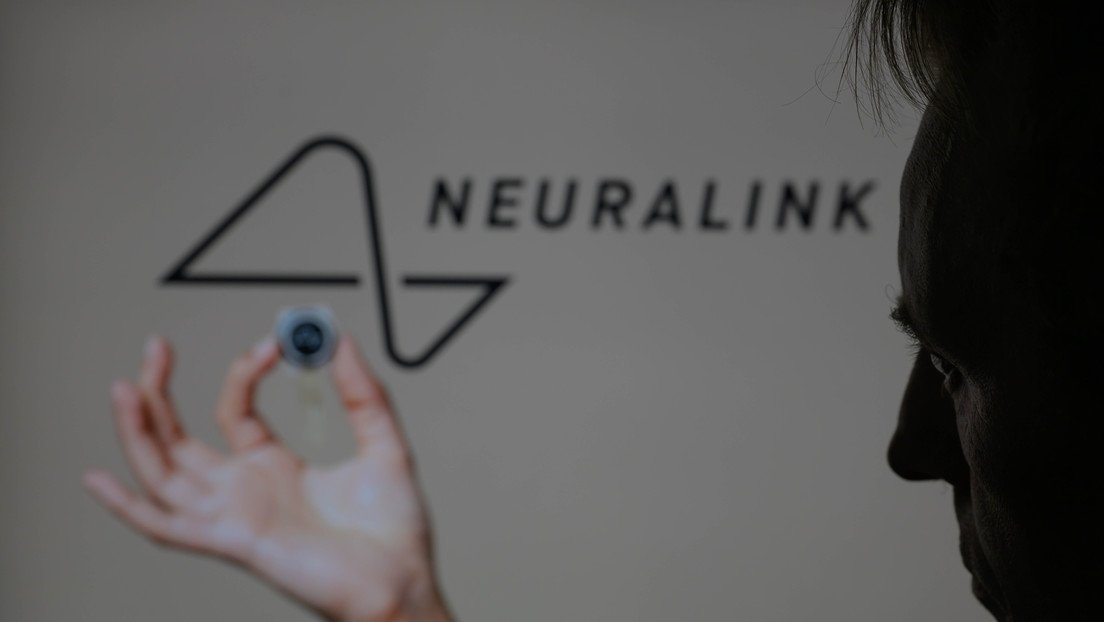 Implante de Neuralink permitirá traducir los pensamientos en texto
