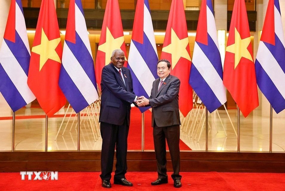 Estebban Lazo y su homólogo vietnamita Tran Thanh Man