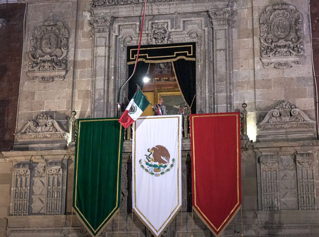 La presidenta de México, Claudia Sheinbaum, se convirtió el lunes por la noche en la primera mujer en encabezar el Grito de Independencia