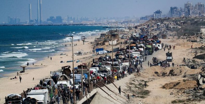 Millares de residentes de la ciudad de Gaza se apresuraban este martes a huir bajo intensos bombardeos