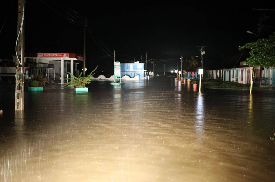 El fenómeno meteorológico provocó inundaciones en poblado de Caimanera.