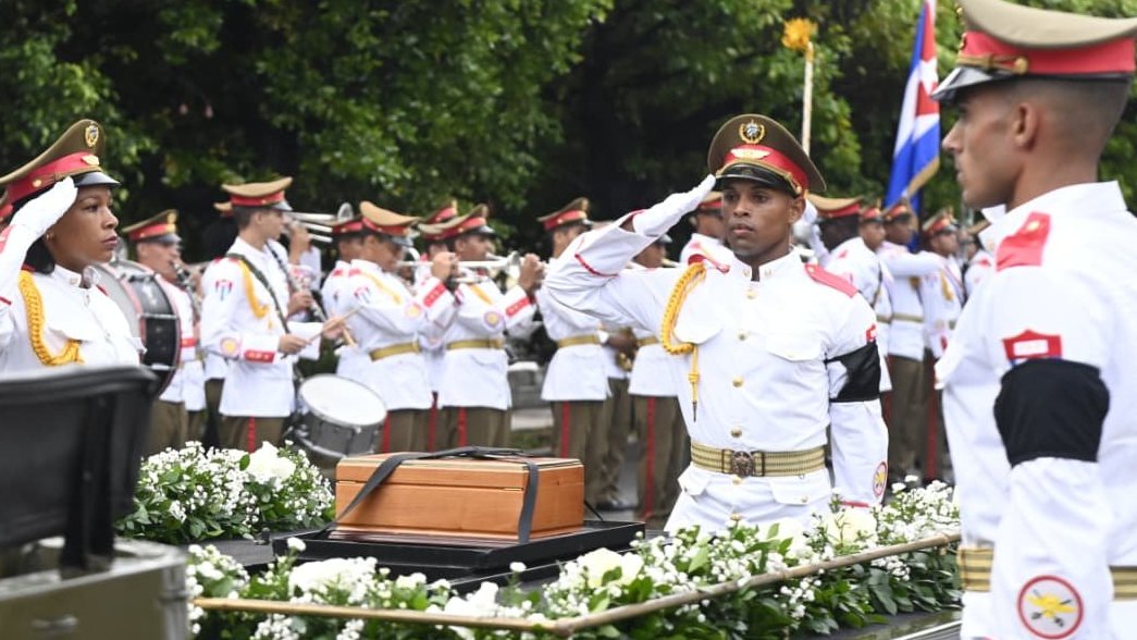Con honores militares fue despedido Ricardo Cabrisas Ruiz