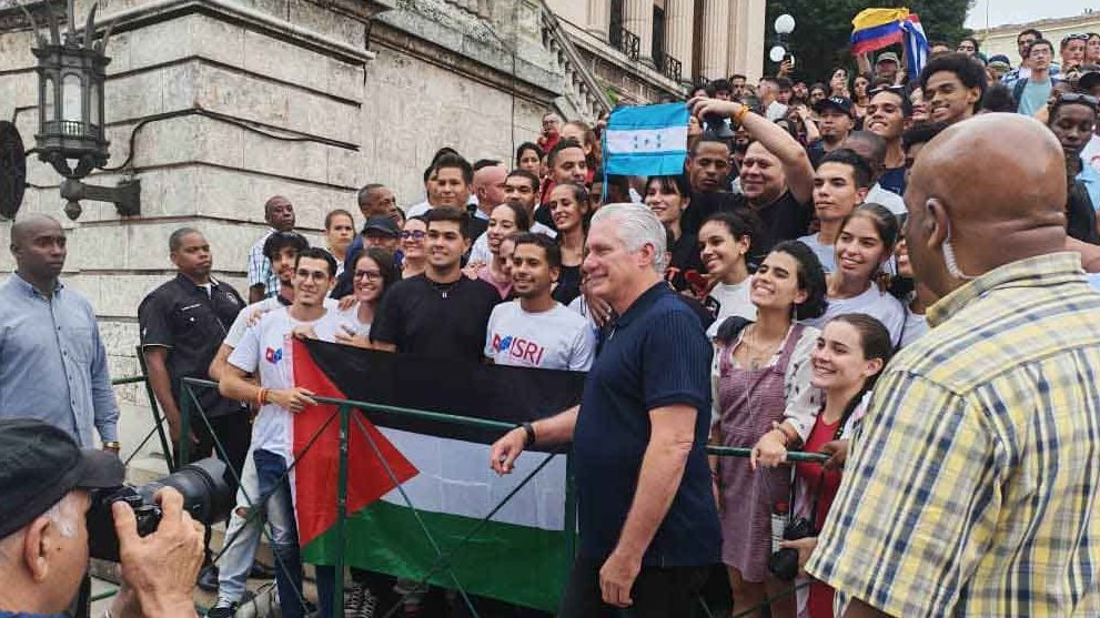 Díaz-Canel en la escalinata de la Universidad de la Habana