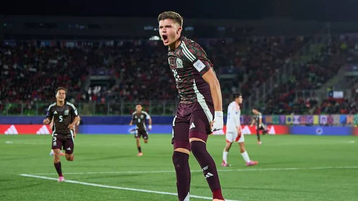 México celebra uno de sus goles contra Chile en los octavos de final del Mundial de futbol sub-20.