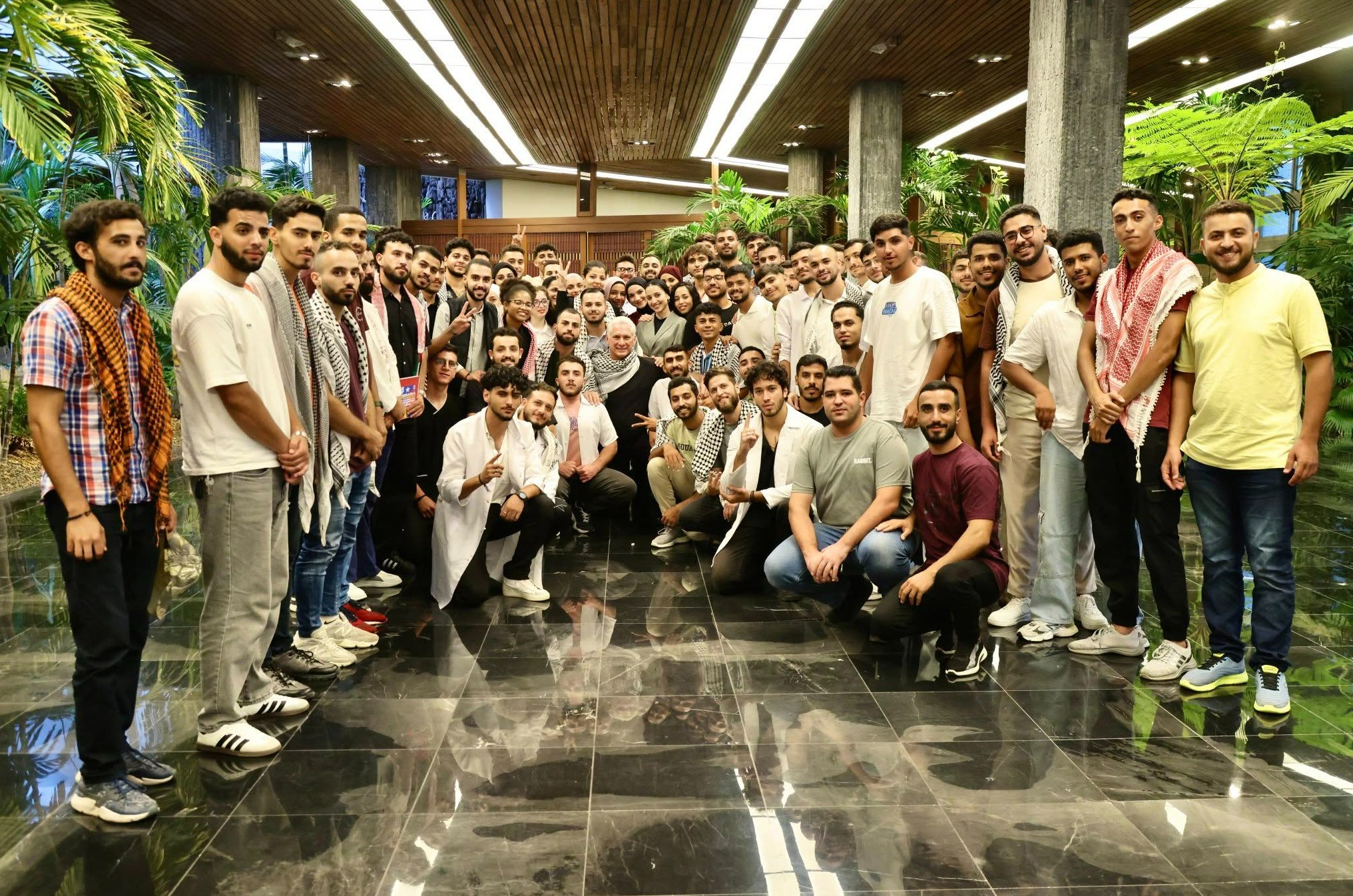 En el intercambio con el Presidente cubano, los estudiantes palestinos agradecieron la solidaridad histórica del pueblo con esa hermana nación.