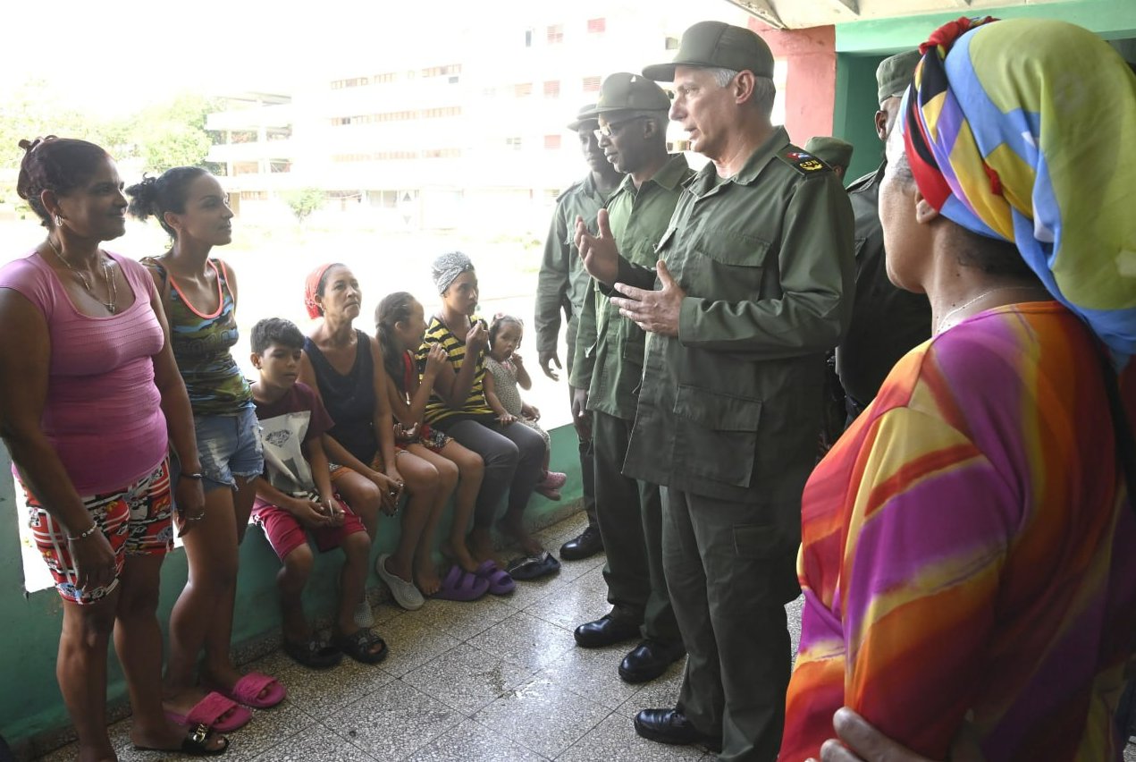 El Presidente cubano visitó uno de los centro de evacuación en la provincia de Holguín.