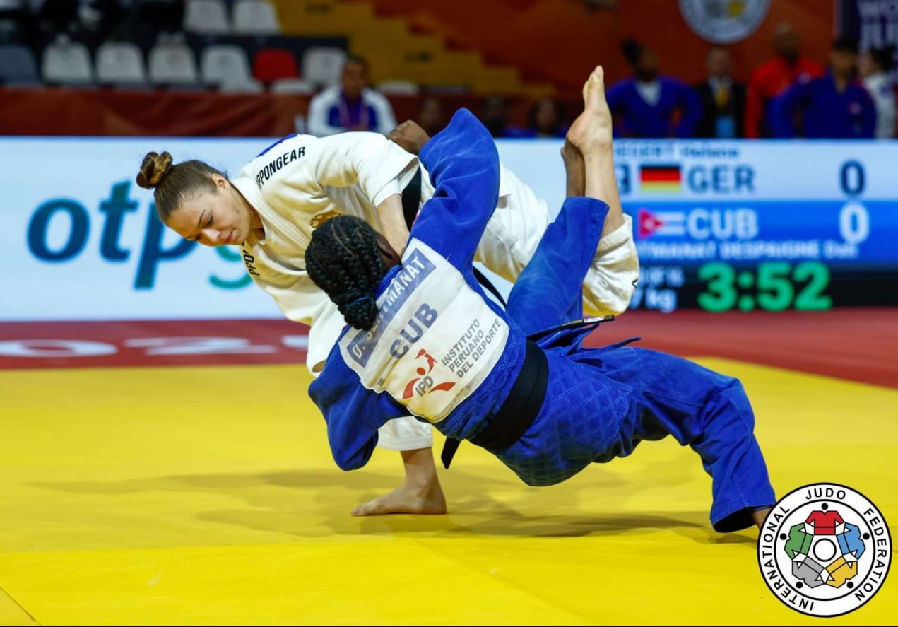 La judoca cubana Dali Sentmanat (de azul) en uno de sus combates