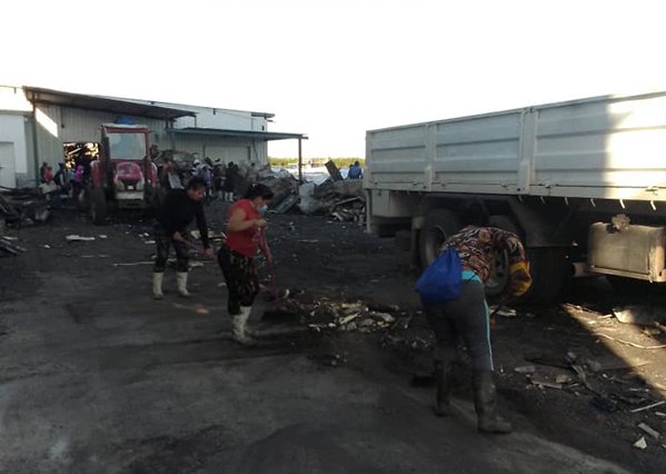 Desde que el Cuerpo de Bomberos declaró extinguido el incendio, los trabajadores de Epicol iniciaron las labores de recuperación.