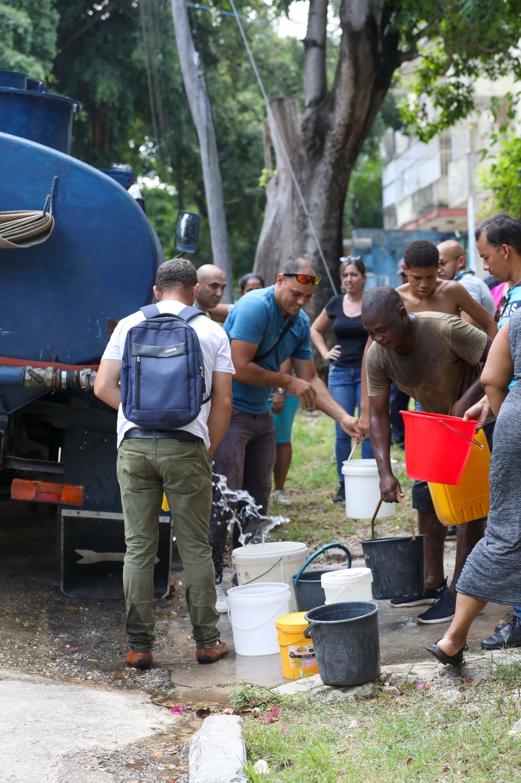 Díaz-Canel indagó sobre el sistema de control implementado para que las pipas lleguen hasta los sitios con mayores dificultades.