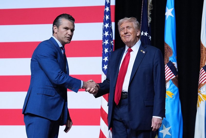 Hegseth y Trump se congratulan tras sus discursos a generales y almirantes