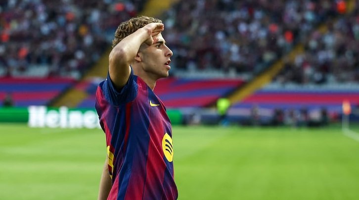 Fermín López celebra su hat trick con el Barca contra el Olympiacos.