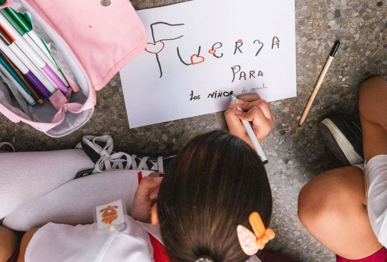 Los niños han aportado dibujos, cartas y donativos para sus semejantes del oriente cubano.