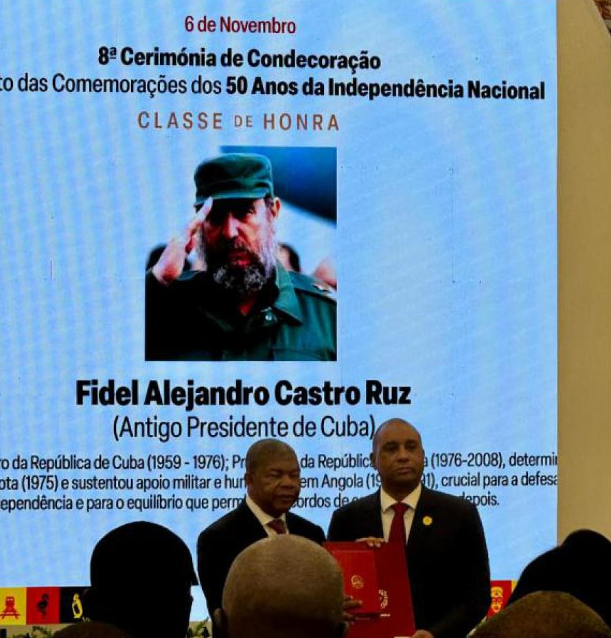 Entregan medallas de la clase Honor, máxima distinción, al Comandante en Jefe Fidel Castro Ruz y al General de Ejército Raúl Castro Ruz
