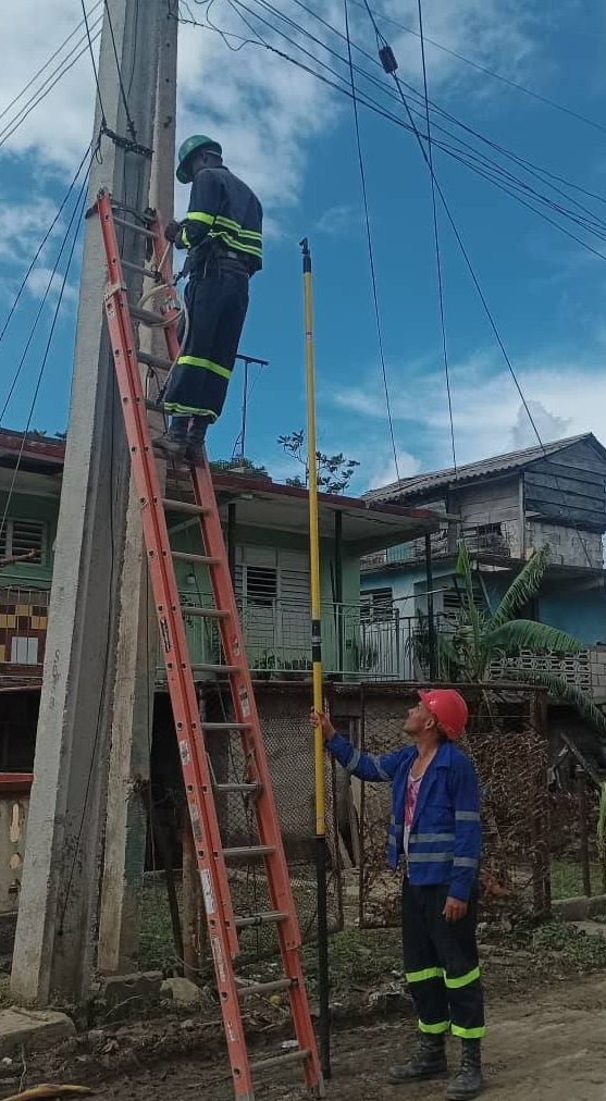 Varias brigadas de linieros de todo el país contribuyen al restablecimiento del servicio eléctrico.