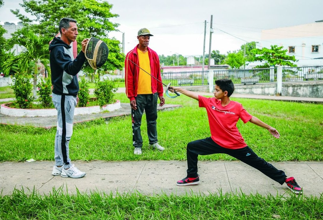 Cándido se dedica a enseñar a los más pequeños.