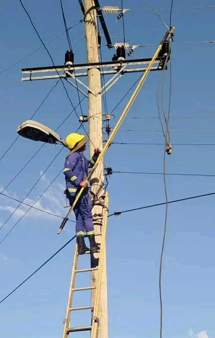 En barriadas y municipios las brigadas de linieros se empeñan en la paulatina recuperación del servicio eléctrico en el menor tiempo posible.