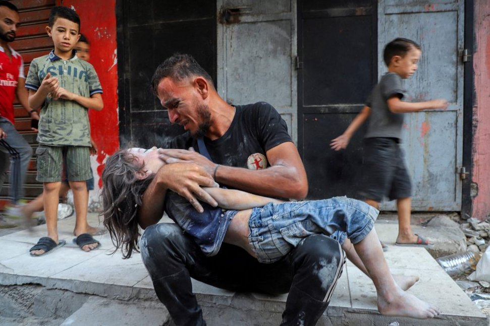 Padre palestino llora a su hijo muerto durante un bombardeo israelí