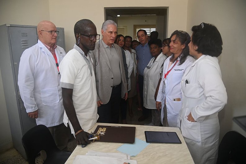 El Presidente compartió con trabajadores del centro asistencial.