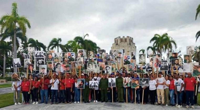 Cubanos rinden homenaje a Fidel en aniversario de su sepelio