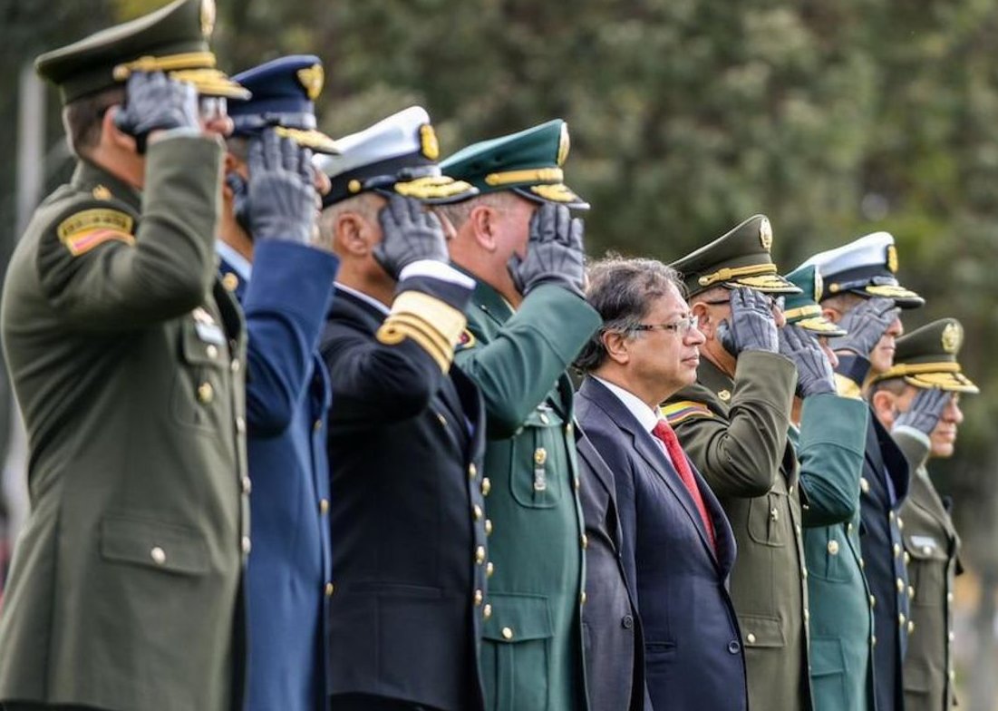 Gustavo Petro cambia varias jefaturas en el mando militar nacional