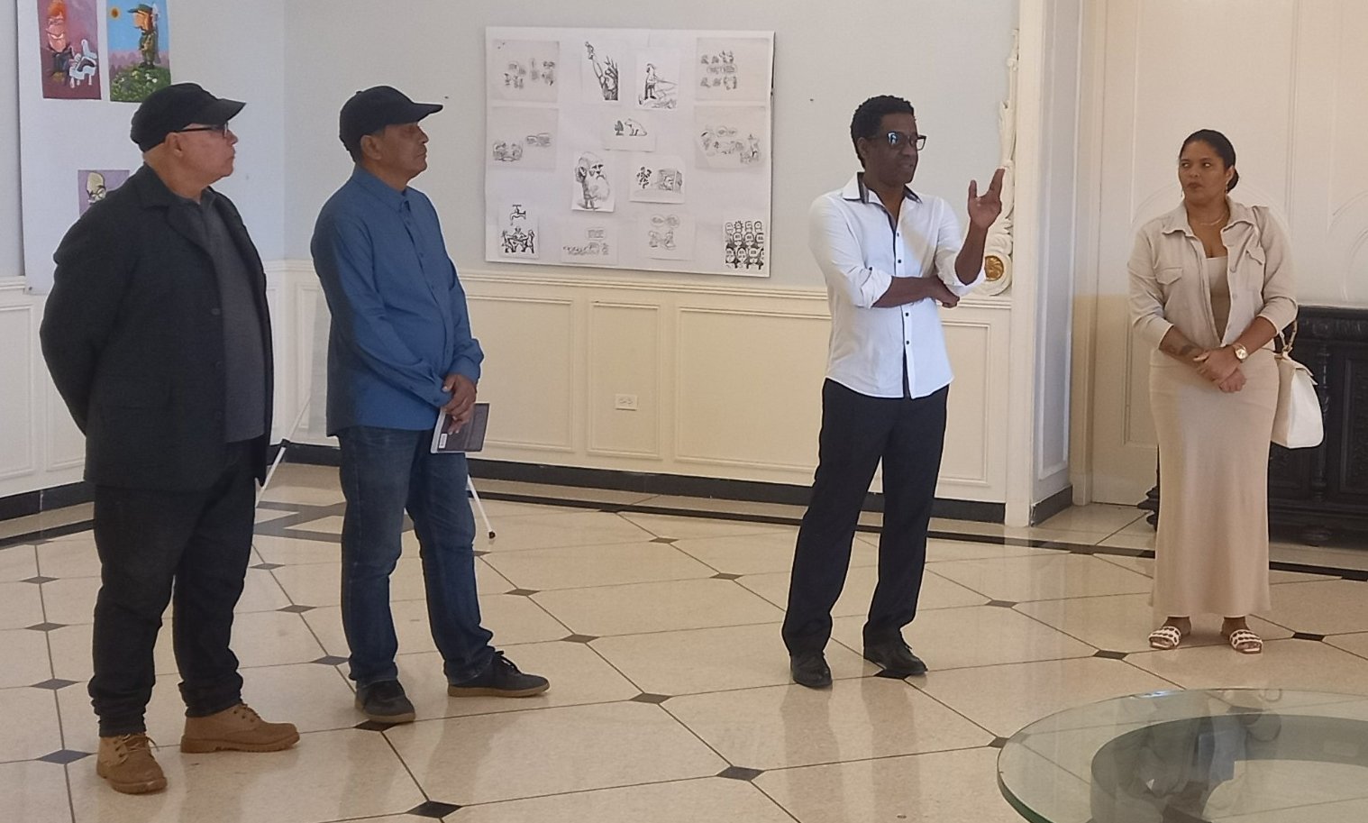 El 7mo. Encuentro Prensa, humor e identidad comenzó con la inauguración de la expo La luz de LAZ, en la sala de protocolo de la Universidad de las Artes. De izquierda a derecha: JAPE, Adán, El máster Luis Enrique Amador Quiñones, rector de la alta casa de estudios, y Arianne Miranda, hija de LAZ.