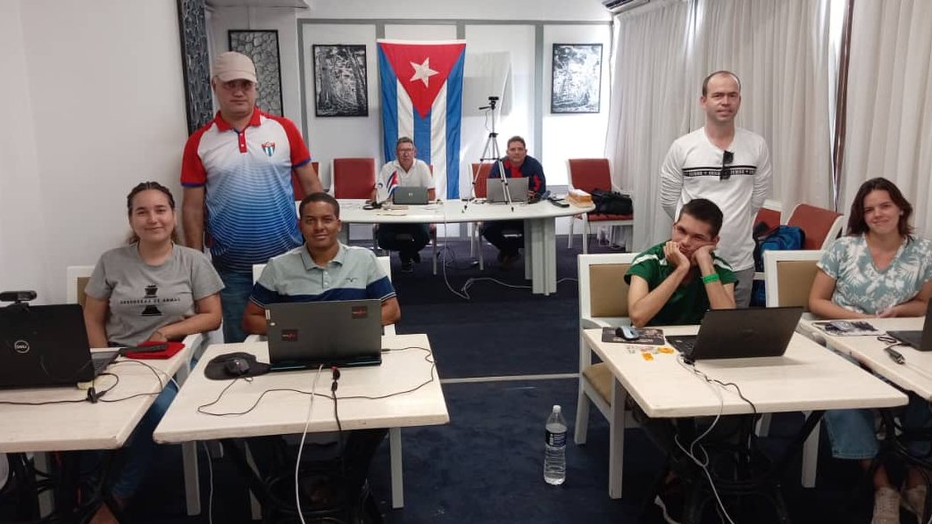 Jóvenes ajedrecistas cubanos