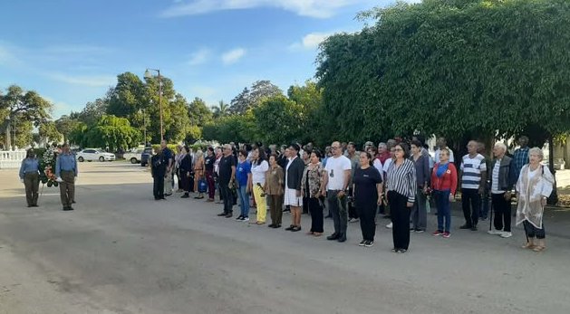 Homenaje a Celia Sánchez en la Necrópolis de Colón