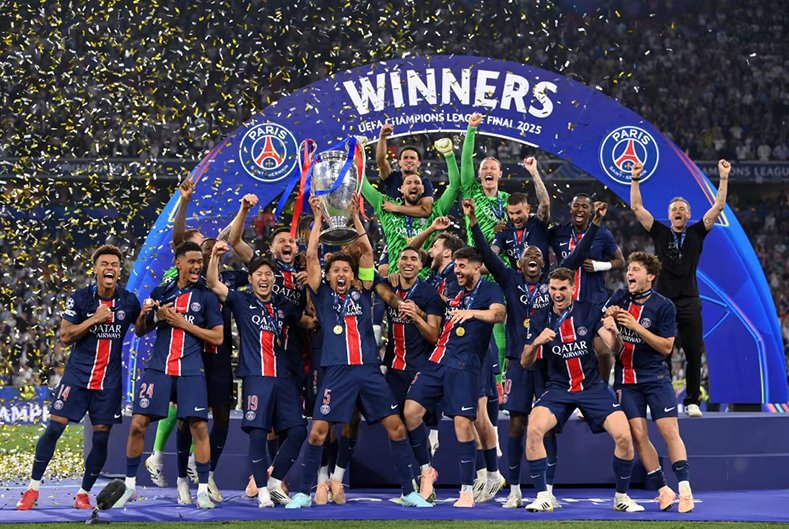 Luis Enrique celebra junto a sus jugadores el título de campeón de la UEFA Champions League, la primera en la historia del PSG.