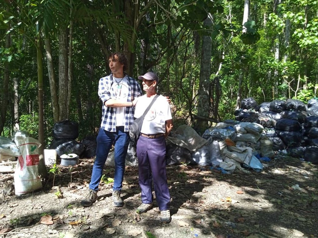 Yusniel (a la izquierda) asegura que el proyecto debe ser sostenible desde el inicio y crear todas las bases para que sea perdurable en el tiempo
