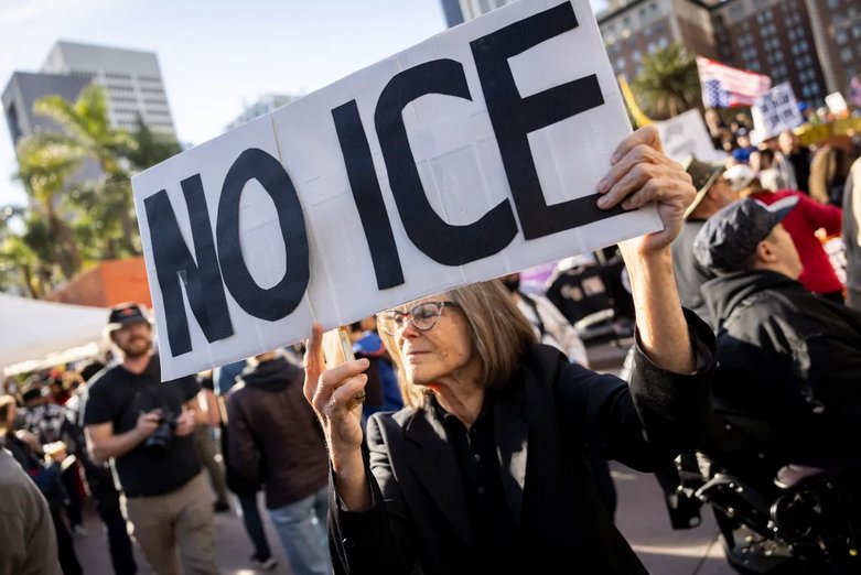 NO ICE dicen en Los Angeles durante manifestación