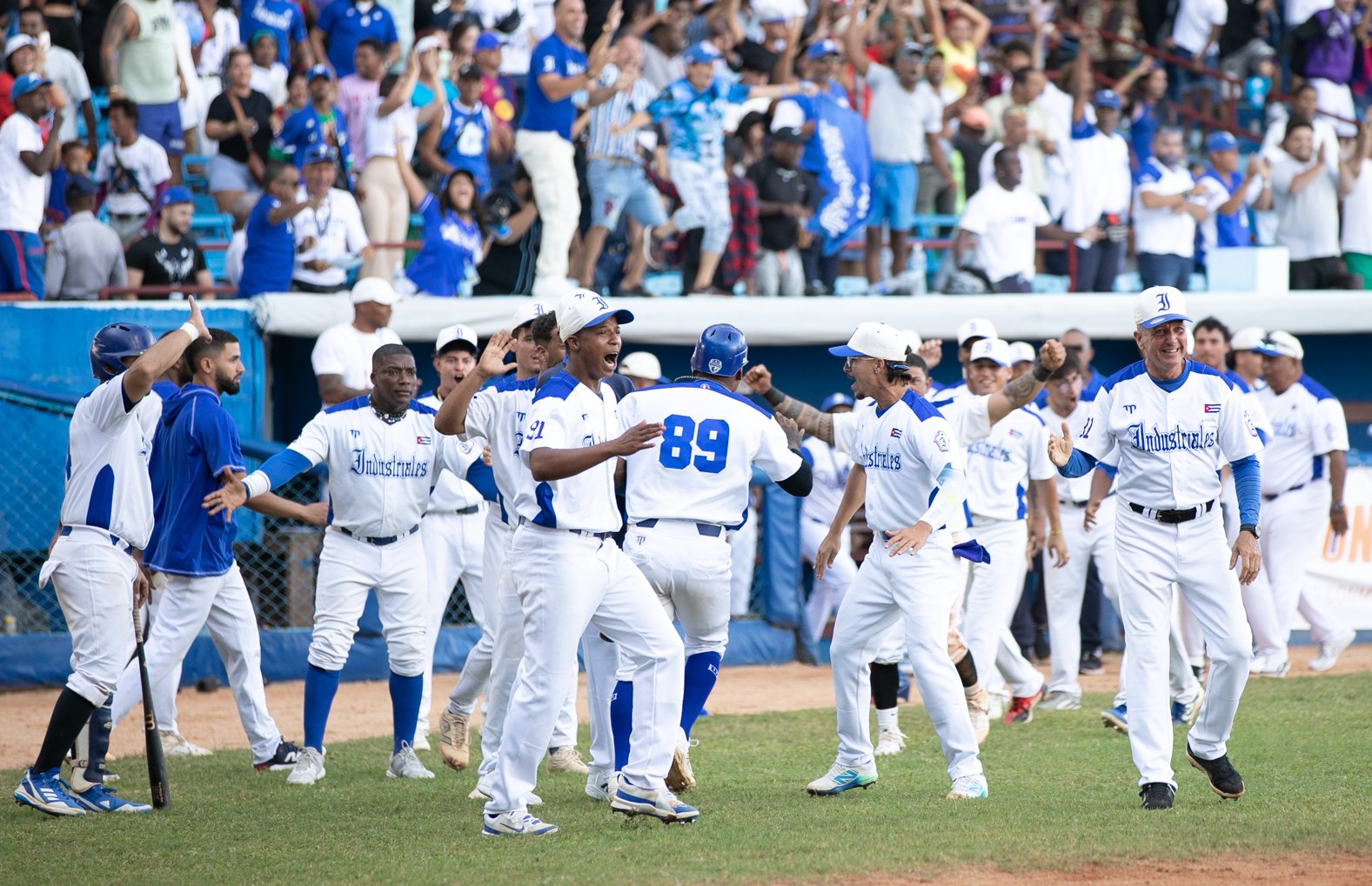 La escuadra de Industriales derrotó 8×4 a Mayabeque y se colocó a un éxito de avanzar a las semifinales