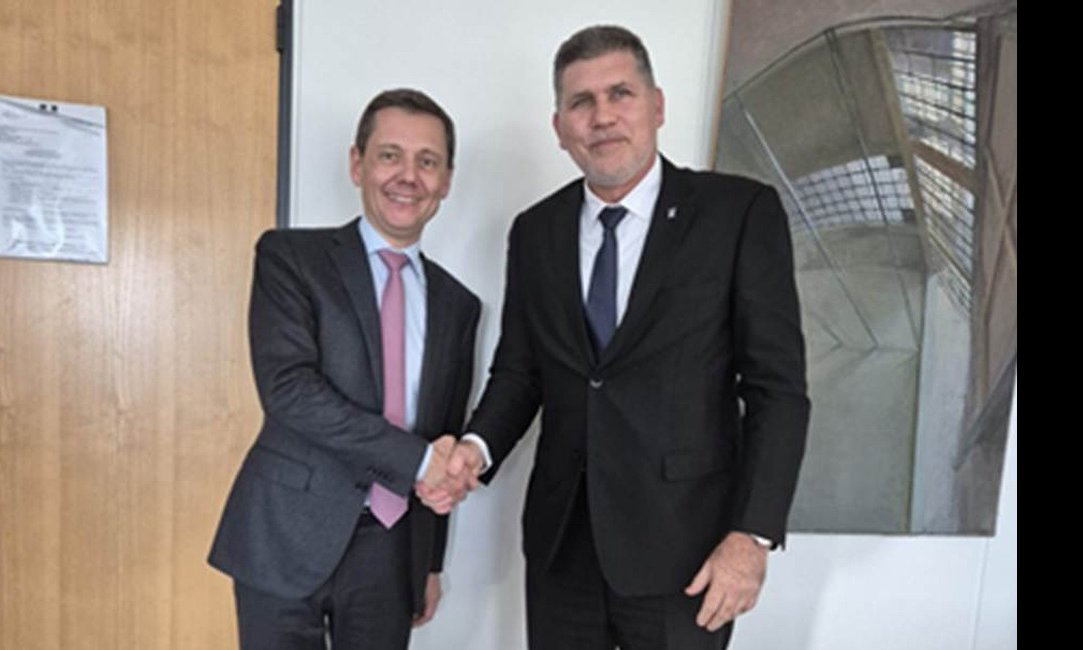 vice primer ministro de Cuba, Oscar Pérez-Oliva, y el director general del Tesoro francés, Bertrand Dumont, conversaron hoy en  La Habana.