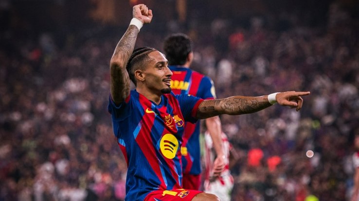 Raphinha celebra uno de sus goles contra el Athletic Club de Bilbao en las semifinales de la Supercopa de España.