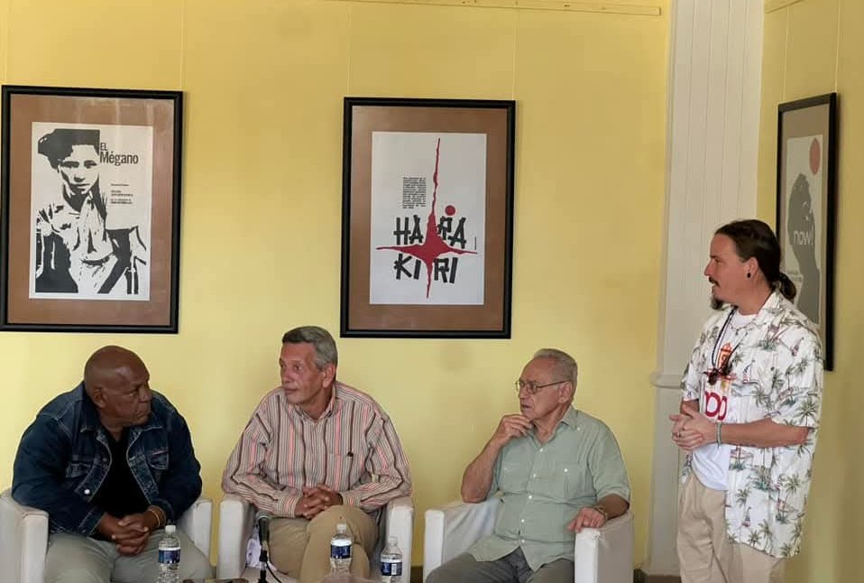 El realizador y profesor César Hidalgo, el crítico José Rojas Bez y el director de programas Alfonso Bandera, comentaron acerca de las características del edificio