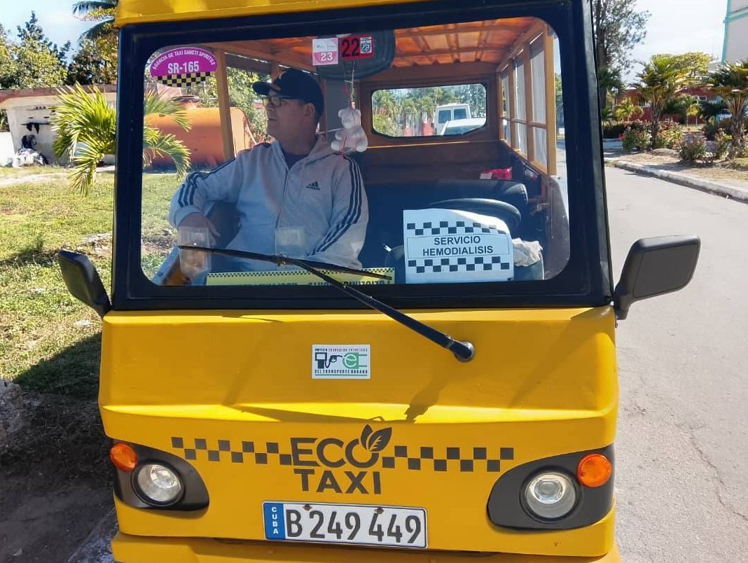Más de 30 espirituanos que se realizan hemodiálisis llegan a la institución sanitaria mediante los vehículos eléctricos.