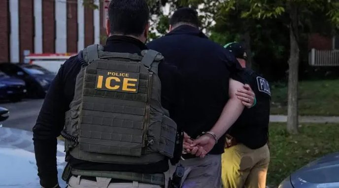 Agentes del Servicio de Inmigración y Control de Adunas (ICE) y de la Patrulla Fronteriza