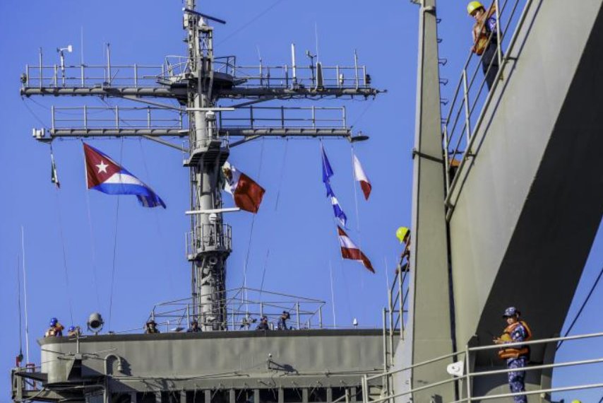 Barco con ayuda solidaria procedente de México arriba a La Habana.